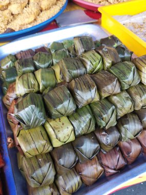 Kuala Lumpur, Malezya, 4 Haziran 2017: Ramadhan Çarşısı 'nda ünlü geleneksel Malezya tatlı ve tatlı satıcılarının çeşitliliği. Normalde Müslüman Ramadhan ayı boyunca açık pazarda ev yapımı yiyecekler satılır.. 