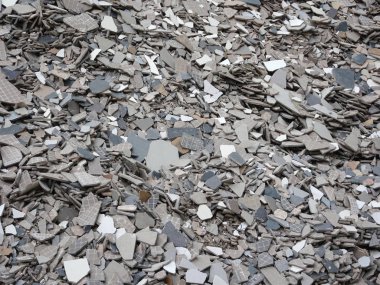 Homojen ve seramik döşemeler kırılmış. Kırık fayanslar işlenmeden ve tekrar kullanılmadan önce bir bölgede toplanır..