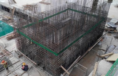 Seremban, Malezya -05 Mayıs 2017: İnşaat alanında betonu güçlendirmek için kullanılan çelik takviye barı. Küçük kablolar kullanılarak birbirine bağlanmıştı. İnşaat işçileri tarafından üretilmiş..     