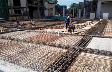 Seremban, Malezya -05 Mayıs 2017: İnşaat alanında betonu güçlendirmek için kullanılan çelik takviye barı. Küçük kablolar kullanılarak birbirine bağlanmıştı. İnşaat işçileri tarafından üretilmiş..     