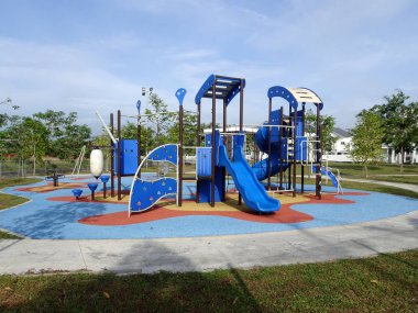 Kuala Lumpur, Malezya - 30 Ağustos 2017: Halk parkındaki modern çocuk parkına odaklandı. Çocukların eğlenmesi için birkaç farklı temayla tasarlandı.. 