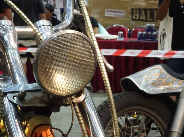 クアラルンプール マレーシア 2018年3月31日 カスタム古典的なオートバイのヘッドライトのデザイン 所有者が自分の創造性を使って作ったカスタム — ストック写真