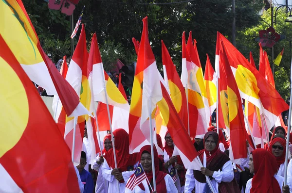 Seremban Malezja Sierpnia 2017 Członkowie Partii Politycznej Umno Trzymający Flagę — Zdjęcie stockowe