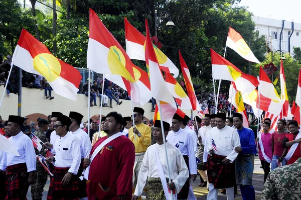 Seremban Malezja Sierpnia 2017 Członkowie Partii Politycznej Umno Trzymający Flagę — Zdjęcie stockowe