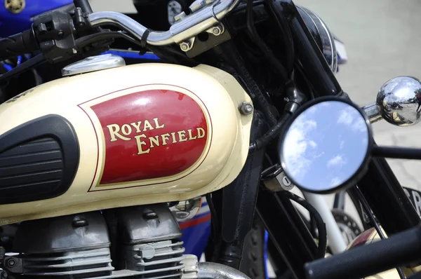 Kuala Lumpur Malaysia 2018年3月31日 Royal Enfeldオートバイブランドとオートバイボディのロゴ ロイヤルエンフィールドのオートバイはもともとイギリスからですが 現在はインドによって製造されています — ストック写真
