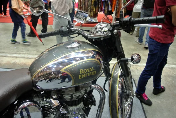 Kuala Lumpur Malaysia 2018年3月31日 Royal Enfeldオートバイブランドとオートバイボディのロゴ ロイヤルエンフィールドのオートバイはもともとイギリスからですが 現在はインドによって製造されています — ストック写真