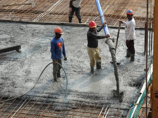 Kuala Lumpur Malaysia April 2017 Group Construction Workers Pouring Wet — Stock Photo, Image