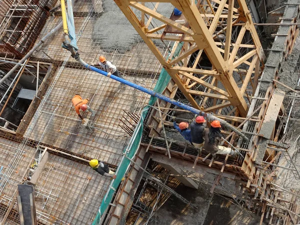 Kuala Lumpur Malasia Abril 2017 Grupo Trabajadores Construcción Vertiendo Hormigón — Foto de Stock