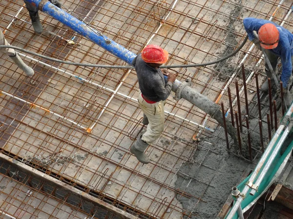 Kuala Lumpur Malasia Abril 2017 Grupo Trabajadores Construcción Vertiendo Hormigón — Foto de Stock