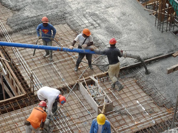 Kuala Lumpur Malasia Abril 2017 Grupo Trabajadores Construcción Vertiendo Hormigón —  Fotos de Stock