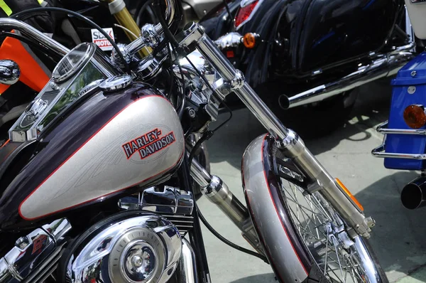 Kuala Lumpur, Malezya - 29 Temmuz 2017: Motosiklette Harley-Davidson motor logolarının tasarımı. Bazı logolar sahibinin yaptığı kostümlerdi..  