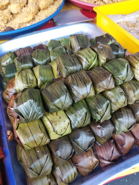 Kuala Lumpur, Malezya, 4 Haziran 2017: Ramadhan Çarşısı 'nda ünlü geleneksel Malezya tatlı ve tatlı satıcılarının çeşitliliği. Normalde Müslüman Ramadhan ayı boyunca açık pazarda ev yapımı yiyecekler satılır.. 