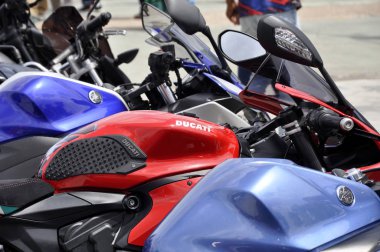 Kuala Lumpur, Malezya -24 Mart 2018: Ducati amblemi ve motosiklet gövdesindeki logolar. Ducati İtalya'dan üredikünlü motosikletbiridir. 