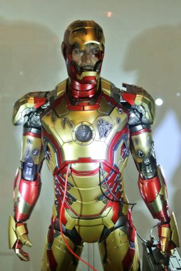 Kuala Lumpur, Malezya - 31 Mart 2018: Marvel Iron Man çizgi roman ve filminden Demir Adam aksiyon figürünün seçilmiş hali. Masada koleksiyon ögesi görüntüsü. 