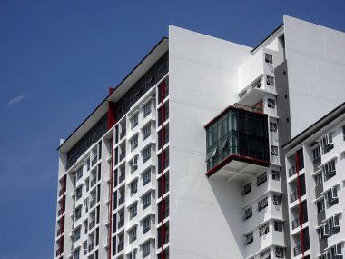 Kuala Lumpur, Malezya - 20 Temmuz 2017: Modern cephe tasarımlı yüksek katlı apartman. Malezya 'nın kentsel bölgelerinde popüler konutlar. 