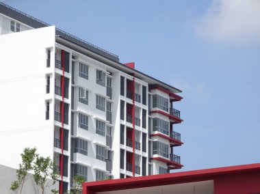 Kuala Lumpur, Malezya - 20 Temmuz 2017: Modern cephe tasarımlı yüksek katlı apartman. Malezya 'nın kentsel bölgelerinde popüler konutlar. 