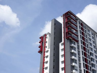 Kuala Lumpur, Malezya - 20 Temmuz 2017: Modern cephe tasarımlı yüksek katlı apartman. Malezya 'nın kentsel bölgelerinde popüler konutlar. 