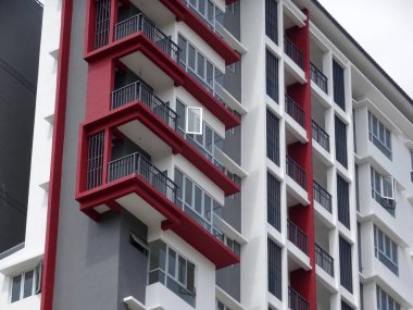Kuala Lumpur, Malezya - 20 Temmuz 2017: Modern cephe tasarımlı yüksek katlı apartman. Malezya 'nın kentsel bölgelerinde popüler konutlar. 