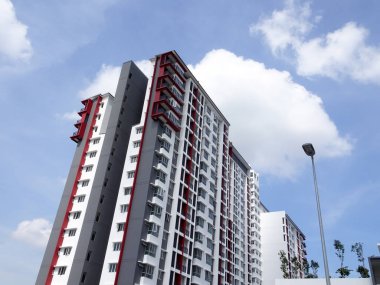 Kuala Lumpur, Malezya - 20 Temmuz 2017: Modern cephe tasarımlı yüksek katlı apartman. Malezya 'nın kentsel bölgelerinde popüler konutlar. 