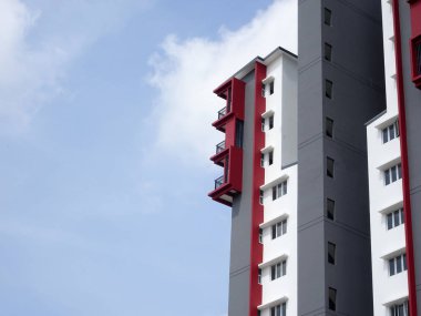 Kuala Lumpur, Malezya - 20 Temmuz 2017: Modern cephe tasarımlı yüksek katlı apartman. Malezya 'nın kentsel bölgelerinde popüler konutlar. 