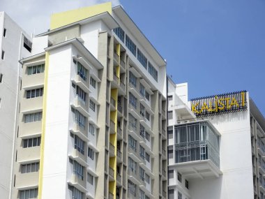 Kuala Lumpur, Malezya - 20 Temmuz 2017: Modern cephe tasarımlı yüksek katlı apartman. Malezya 'nın kentsel bölgelerinde popüler konutlar. 