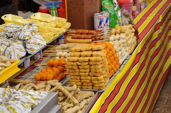 马来西亚吉隆坡 2017年3月25日 香肠和其他加工食品被用绞架啄并食用 街头小贩在夜市卖东西 — 图库照片