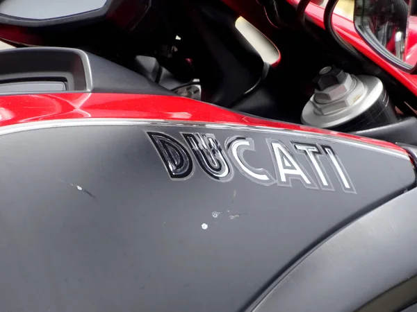 吉隆坡 马来西亚 2018年3月24日 杜卡迪标志和标志在摩托车车身 杜卡迪是意大利著名的摩托车制造商之一 — 图库照片