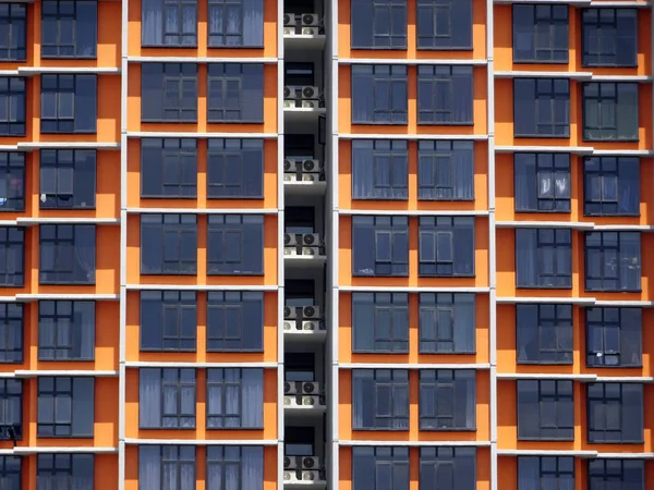 Kuala Lumpur, Malezya - 20 Temmuz 2017: Modern cephe tasarımlı yüksek katlı apartman. Malezya 'nın kentsel bölgelerinde popüler konutlar. 