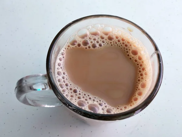 マレーシアのシグネチャードリンク Teh Tarik お茶をクリーム色の白いクリームと混ぜ合わせます クリームベースはパーム油ベースで作られています — ストック写真