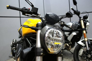 Kuala Lumpur, Malezya - 27 Temmuz 2019: Modern motosiklet farları. Sürücüye yeterli vizyon sağlamak için özel olarak tasarlandı. Motosiklet galerisinin içindeki yeni gösterilen motosiklete yerleştirildi.. 