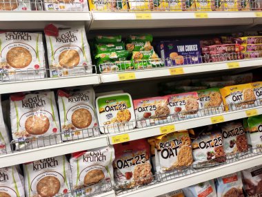 Kuala Lumpur, Malezya - 28 Eylül 2019: Tahıl yiyeceği karton kutuda ve plastik pakette. Dev süpermarketlerde raflarda sergileniyor.. 