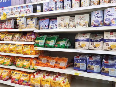 Kuala Lumpur, Malezya - 28 Eylül 2019: Tahıl yiyeceği karton kutuda ve plastik pakette. Dev süpermarketlerde raflarda sergileniyor.. 