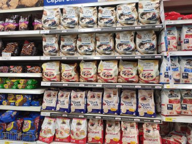 Kuala Lumpur, Malezya - 28 Eylül 2019: Tahıl yiyeceği karton kutuda ve plastik pakette. Dev süpermarketlerde raflarda sergileniyor.. 