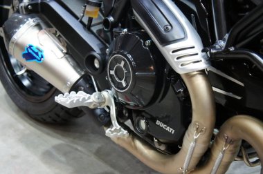 Kuala Lumpur, Malezya - 24 Temmuz 2019: Motosikletin özel egzoz sistemine odaklı. 3. şahıs üreticisi tarafından biniciye farklı bir deneyim kazandırmak için tasarlandı.. 