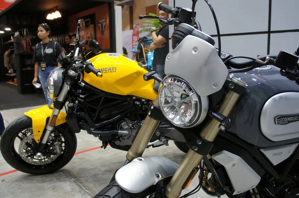 马来西亚吉隆坡 2019年7月27日 现代摩托车前灯 专为给骑手提供足够的视野而设计 安装在新展示的摩托车内的摩托车展示室 — 图库照片