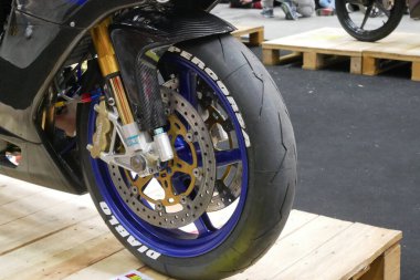 Kuala Lumpur, Malezya - 27 Temmuz 2018: Motosiklet ön tekerlek frenleri ve sistemi seçici odaklı. Lastikleri daha sıkı kavrıyor ve acil durumlarda sürücülerin durmasını sağlıyor.. 