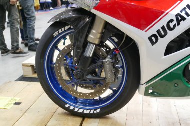 Kuala Lumpur, Malezya - 27 Temmuz 2018: Motosiklet ön tekerlek frenleri ve sistemi seçici odaklı. Lastikleri daha sıkı kavrıyor ve acil durumlarda sürücülerin durmasını sağlıyor.. 