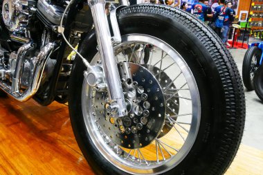 Kuala Lumpur, Malezya - 27 Temmuz 2018: Motosiklet ön tekerlek frenleri ve sistemi seçici odaklı. Lastikleri daha sıkı kavrıyor ve acil durumlarda sürücülerin durmasını sağlıyor.. 