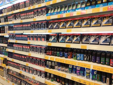 Kuala Lumpur, Malezya - 23 Eylül 2019: Süpermarketteki rafta satılık erkek deodorantının seçici odak noktası. Müşterinin seçmesi kolay olsun diye markaya göre sıralanır.