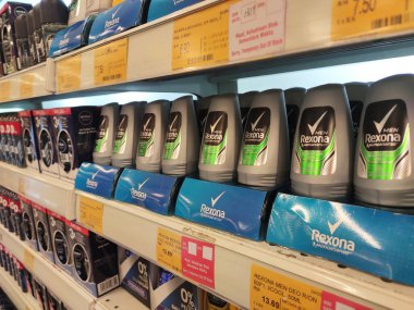 Kuala Lumpur, Malezya - 23 Eylül 2019: Süpermarketteki rafta satılık erkek deodorantının seçici odak noktası. Müşterinin seçmesi kolay olsun diye markaya göre sıralanır.