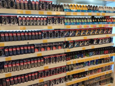 Kuala Lumpur, Malezya - 23 Eylül 2019: Süpermarketteki rafta satılık erkek deodorantının seçici odak noktası. Müşterinin seçmesi kolay olsun diye markaya göre sıralanır.