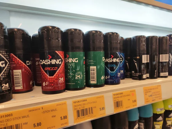 Kuala Lumpur, Malezya - 23 Eylül 2019: Süpermarketteki rafta satılık erkek deodorantının seçici odak noktası. Müşterinin seçmesi kolay olsun diye markaya göre sıralanır.