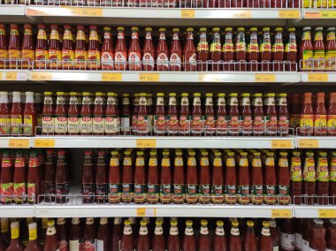 Kuala Lumpur, Malezya - 11 Mayıs 2019: Süpermarketlerde satılmak üzere sergilenen şişelerde seçici odaklı pişirme sosu. Raflarda görüntülendi ve alıcıları kolaylaştırmak için marka tarafından ayrıldı.