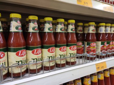 Kuala Lumpur, Malezya - 11 Mayıs 2019: Süpermarketlerde satılmak üzere sergilenen şişelerde seçici odaklı pişirme sosu. Raflarda görüntülendi ve alıcıları kolaylaştırmak için marka tarafından ayrıldı.