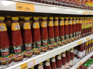 Kuala Lumpur, Malezya - 11 Mayıs 2019: Süpermarketlerde satılmak üzere sergilenen şişelerde seçici odaklı pişirme sosu. Raflarda görüntülendi ve alıcıları kolaylaştırmak için marka tarafından ayrıldı.