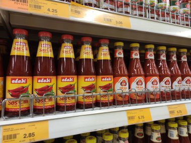 Kuala Lumpur, Malezya - 11 Mayıs 2019: Süpermarketlerde satılmak üzere sergilenen şişelerde seçici odaklı pişirme sosu. Raflarda görüntülendi ve alıcıları kolaylaştırmak için marka tarafından ayrıldı.