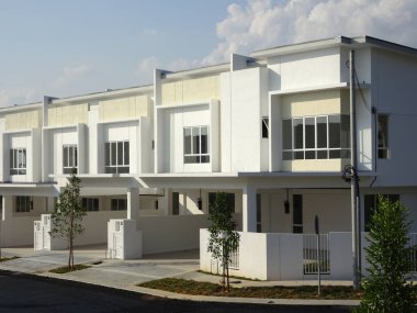 Kuala Lumpur, Malezya-18 Şubat 2018: Çift Kişilik hikaye lüks teras ev içinde Malaysia. Sadece bitmiş ve hareketsiz değil işgal. Modern ve çağdaş tarzı ile mimar tarafından tasarlanan