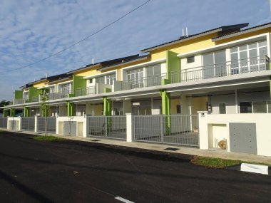 Kuala Lumpur, Malezya-18 Şubat 2018: Çift Kişilik hikaye lüks teras ev içinde Malaysia. Sadece bitmiş ve hareketsiz değil işgal. Modern ve çağdaş tarzı ile mimar tarafından tasarlanan