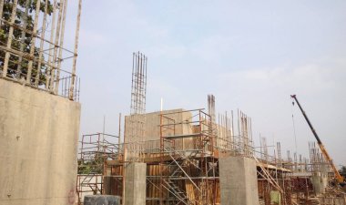 Kuala Lumpur, Malezya - 15 Mayıs 2018: İnşaat sahasında beton yapı kirişi, sütun ve levha. İşçilerin geleneksel kereste çalışma metodu kullanılarak üretilmiştir..