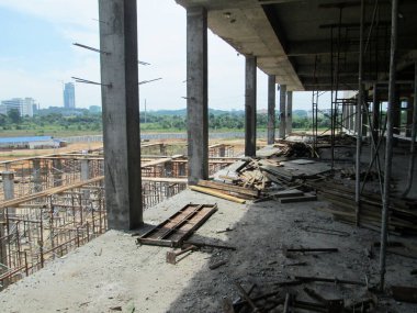 Kuala Lumpur, Malezya - 15 Mayıs 2018: İnşaat sahasında beton yapı kirişi, sütun ve levha. İşçilerin geleneksel kereste çalışma metodu kullanılarak üretilmiştir..